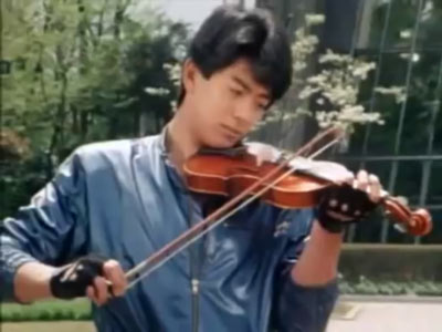 Ryusei plays the violin